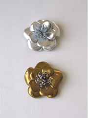 革のコサージュ